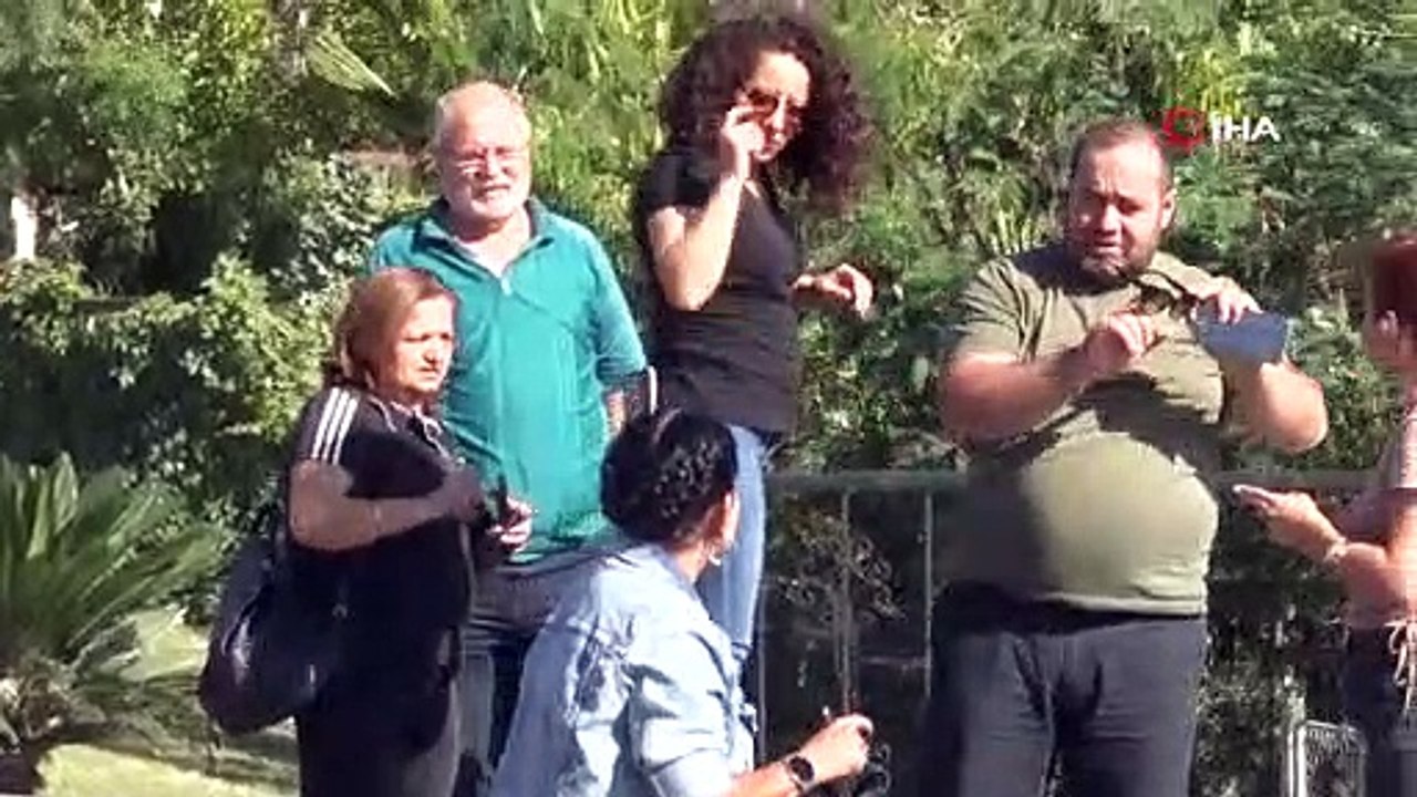 Güneş gözlüğü ile parçalı Güneş tutulmasını, görmek istediler