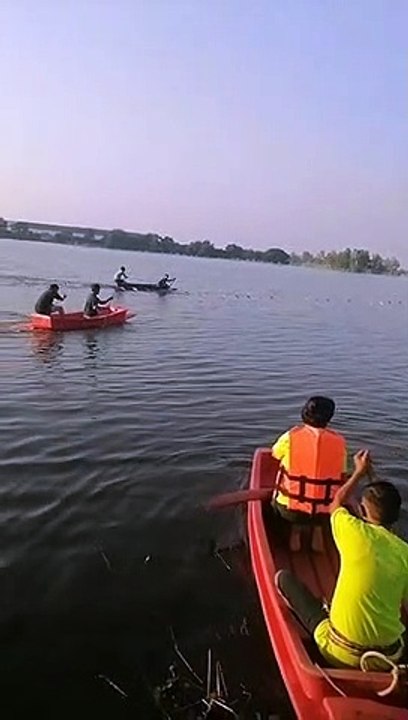 บรรยากาศ การแข่งเรือชุมชน คนริมน้ำ  ตลาดโก้งโค้ง