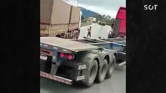 Dois caminhoneiros são flagrados brigando a socos, pauladas e facãozadas no meio da BR-277