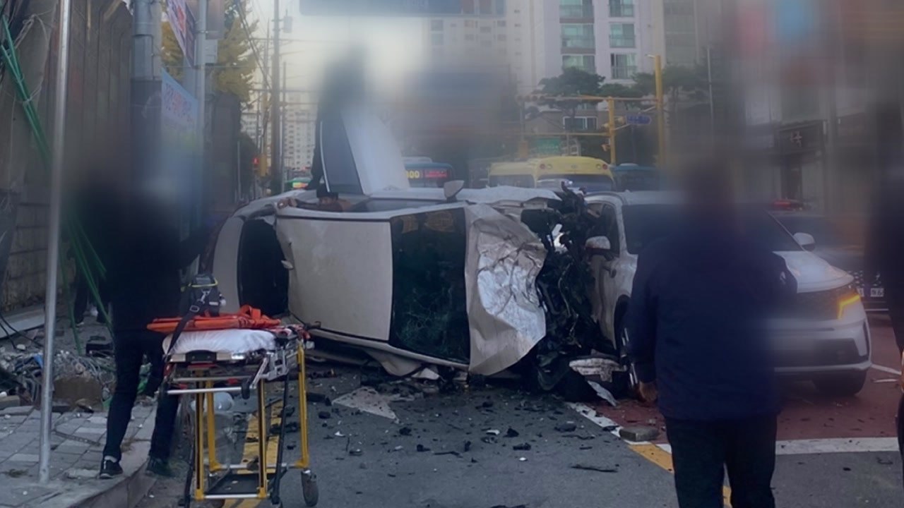 경기 오산에서 역주행 충돌 사고로 2명 부상..."급발진 가능성" / YTN