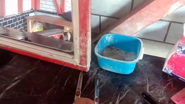 Suasana pangkas di pinggir pantai
