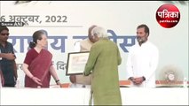 मल्लिकार्जुन खरगे ने कांग्रेस अध्यक्ष पद का कार्यभार संभाला, मधुसूदन मिस्त्री ने सौंपा जीत का प्रमाण पत्र; देखें वीडियो