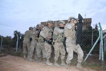 ŞANLIURFA' DA 63 ADRESE UYUŞTURUCU BASKINI: 100 DEN FAZLA ŞÜPHELİ GÖZALTINDA