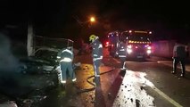 Veículo fica destruído após ser atingido por incêndio, no Bairro Santa Felicidade
