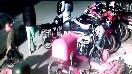 Son dakika haberi | Motosikleti fotoğraflayınca, birbirlerine girdiler... Bıçaklanma anı kamerada