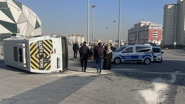 Öğrenci servisi kaza yaptı: 17 yaralı