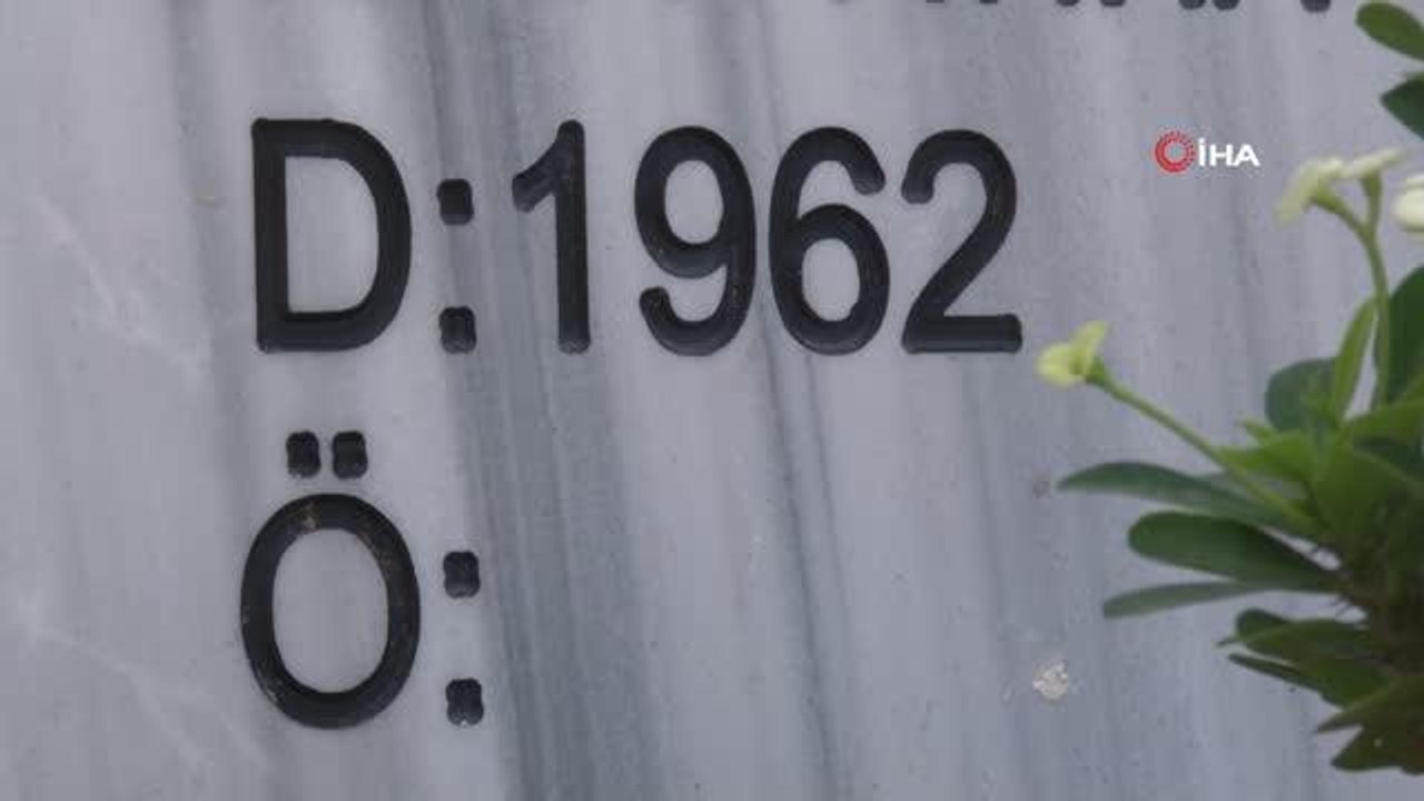 Ölmeden önce cami avlusuna yaptırdığı mezarına gözü gibi bakıyor