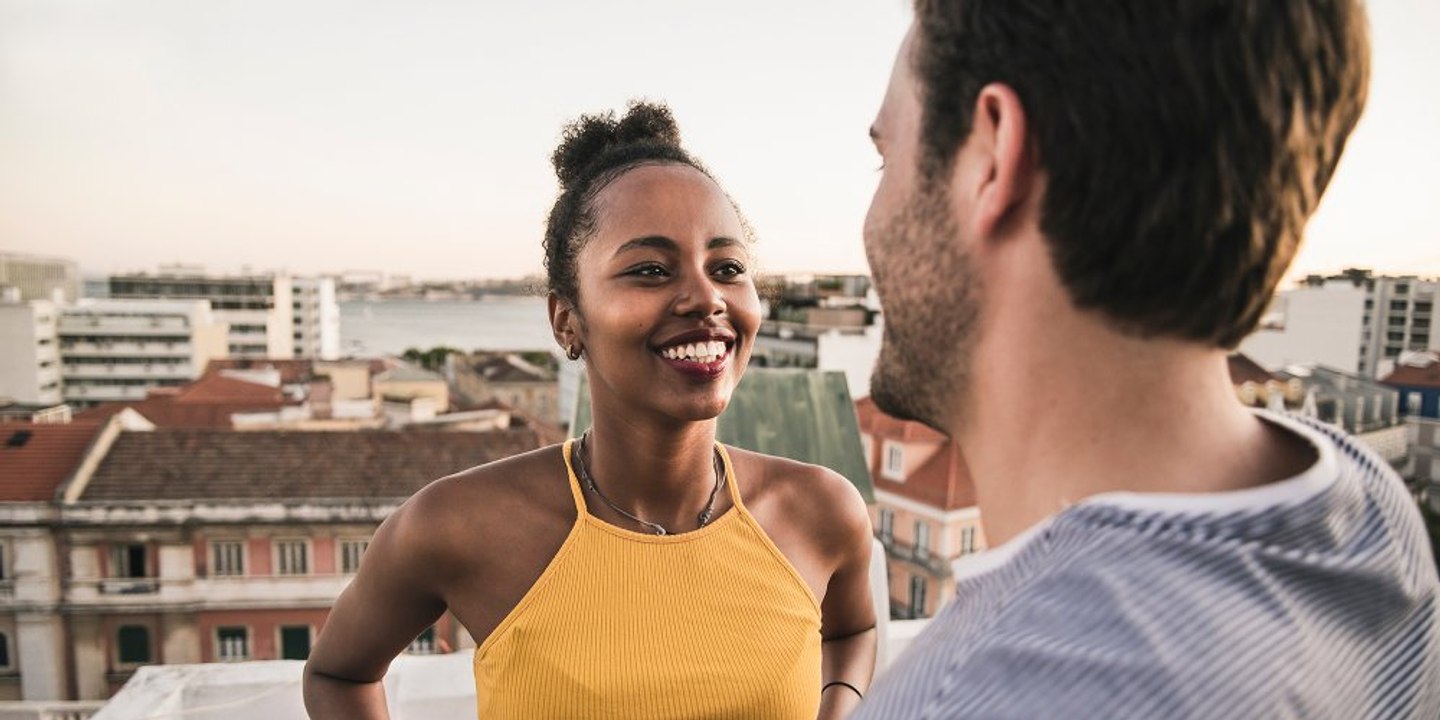 3 expressions du visage qui trahissent votre attirance pour quelqu’un