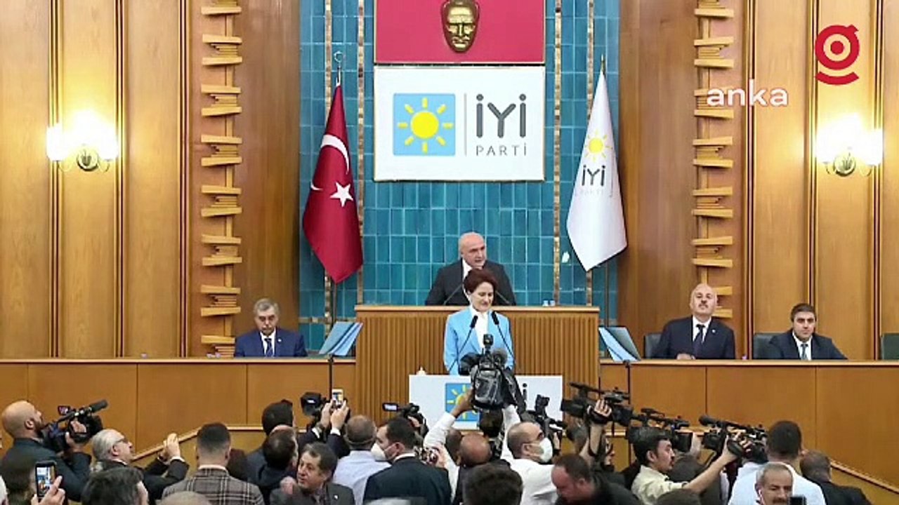 Ahmet Eşref Fakıbaba resmen İYİ Parti'de, rozetini Akşener taktı