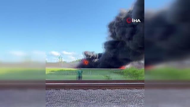 Son dakika haber: ABD'de otoyolda devrilen tanker alev topuna döndüAlevler iki araca sıçradı: 5 yaralı