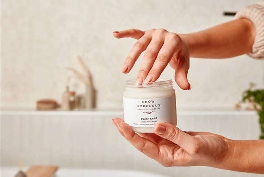 Cheveux gras et fatigués : ce gommage pour cuir chevelu exfolie et revitalise en un instant