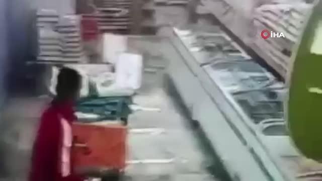 Markette kaşar peynir hırsızlığı... Çaldığı peynirleri pantolonun içine böyle sakladı