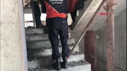 İSTANBUL-ESENYURT'TA SÖKÜLEN İNŞAAT KALIPLARININ ALTINDA KALAN İŞÇİ YARALANDI