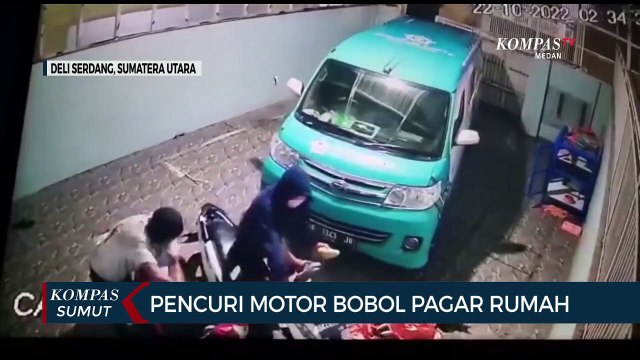 Rekaman CCTV Komplotan Maling Bobol Pagar dan Curi Sepeda Motor