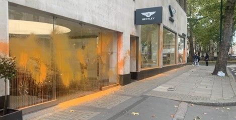 Stop Oil Protest: Bentley shop in Mayfair sprayed by climate protesters