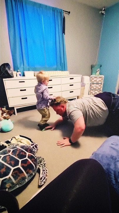 Un papa fait du catch avec son enfant