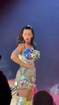 Regardez la séquence montrant la chanteuse Katy Perry où son oeil droit se ferme tout seul lors d’un concert et qui inquiète ses fans - VIDEO