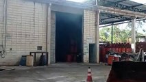 Empresa de reciclagem pega fogo em Pedro Leopoldo