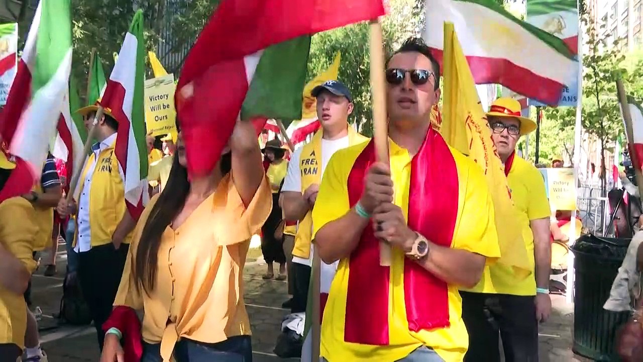 Iraner versammeln sich an Aminis Grab zum Ende der Trauerzeit