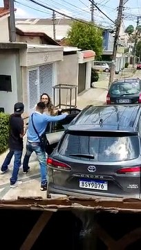 Mulher discute com criminosos e é baleada de raspão em tentativa de assalto em São Paulo