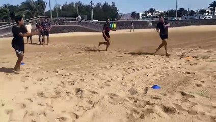 El Club de Rugby Lanzarote entrenando en la playa del Reducto, en Arrecife
