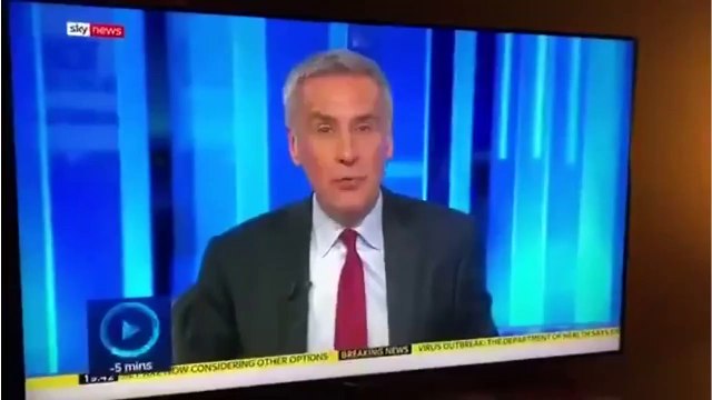 تحول من الأحمر للأخضر في لحظة: حقيقة فيديو ملف رئيس وزراء بريطانيا