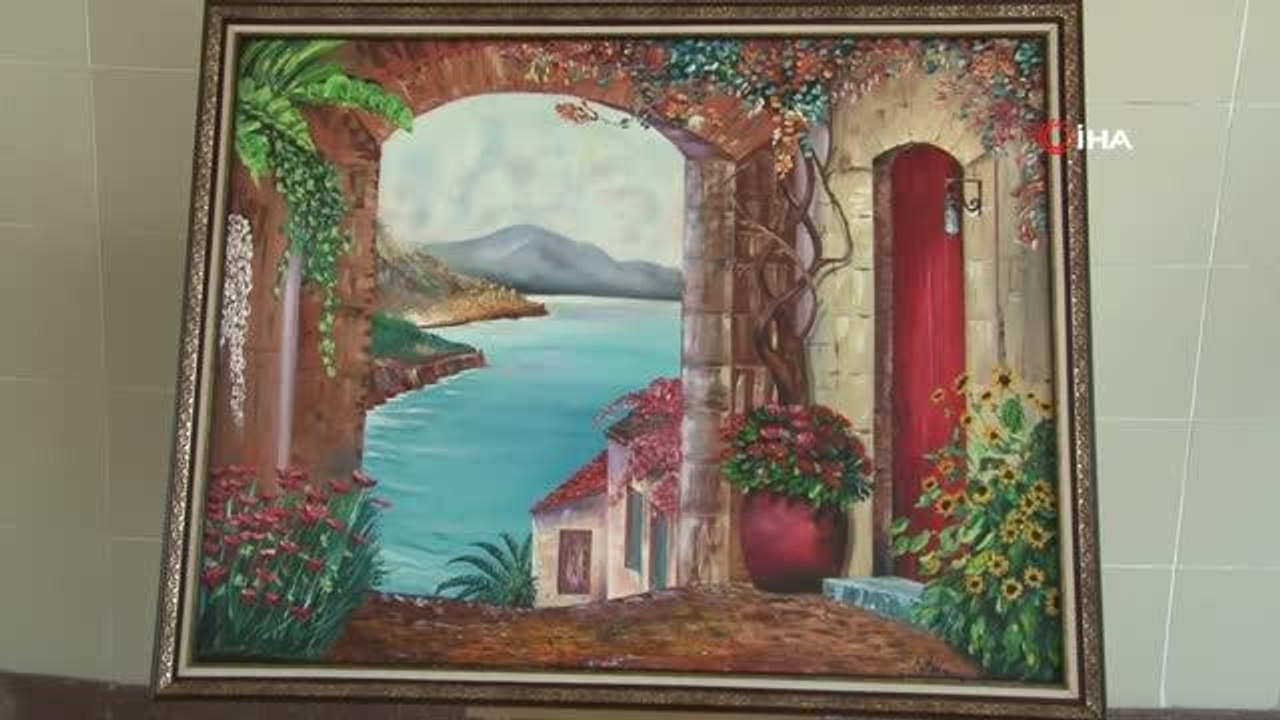 30 yılda çizdiği resimleri çalıştığı adliyede sergiledi