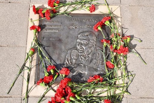 HALİT KIVANÇ, ESKİŞEHİR'DE 'ALTIN AYAKLAR' SERGİ ALANINDA ANILDI