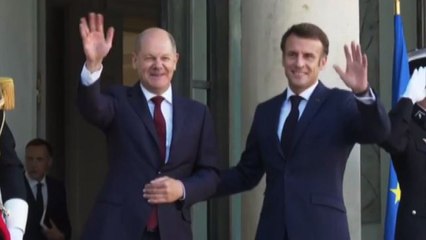 Scholz da Macron, grandi sorrisi prima dell'incontro all'Eliseo