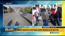 Ayacucho: policías resguardan puerta del rectorado tras ser incendiada por universitarios