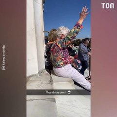 Deux grand-mères font du toboggan dans un escalier à Paris