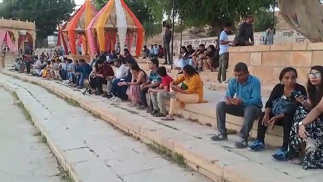 Watch Video: रोशनी से जगमग हो उठा सरोवर, देशी- विदेशी सैलानियों ने जलाए दीपक