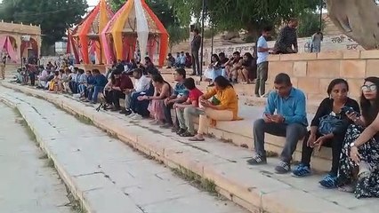 Watch Video: रोशनी से जगमग हो उठा सरोवर, देशी- विदेशी सैलानियों ने जलाए दीपक