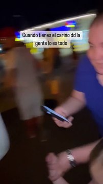 Fabián ‘Albeiro’ Ríos se detuvo en cada rotonda y agradeció a la gente por dejarlo llegar al aeropuerto