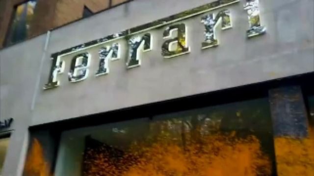 Ambientalisti spruzzano vernice sulle vetrine di Ferrari a Londra
