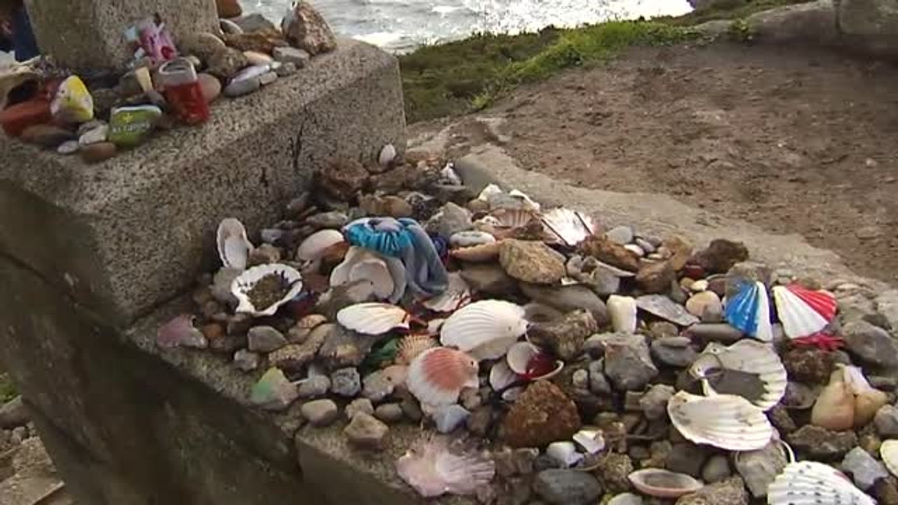 La mala costumbre de los peregrinos del Camino de quemar prendas y botas al llegar a Fisterra tiene los días contados