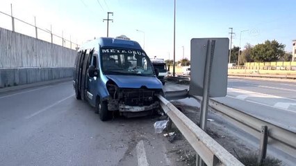 Bariyerlere çarpan minibüsteki 3 kişi yaralandı