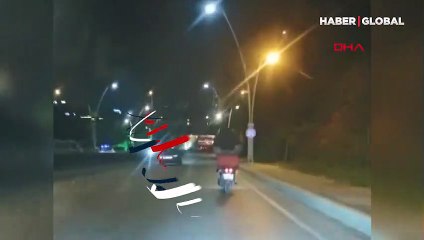 Motosiklet üzerindeki tehlikeli yolculuk kamerada