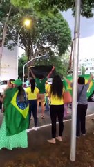 Apoiadores de Bolsonaro protestam na Esplanada
