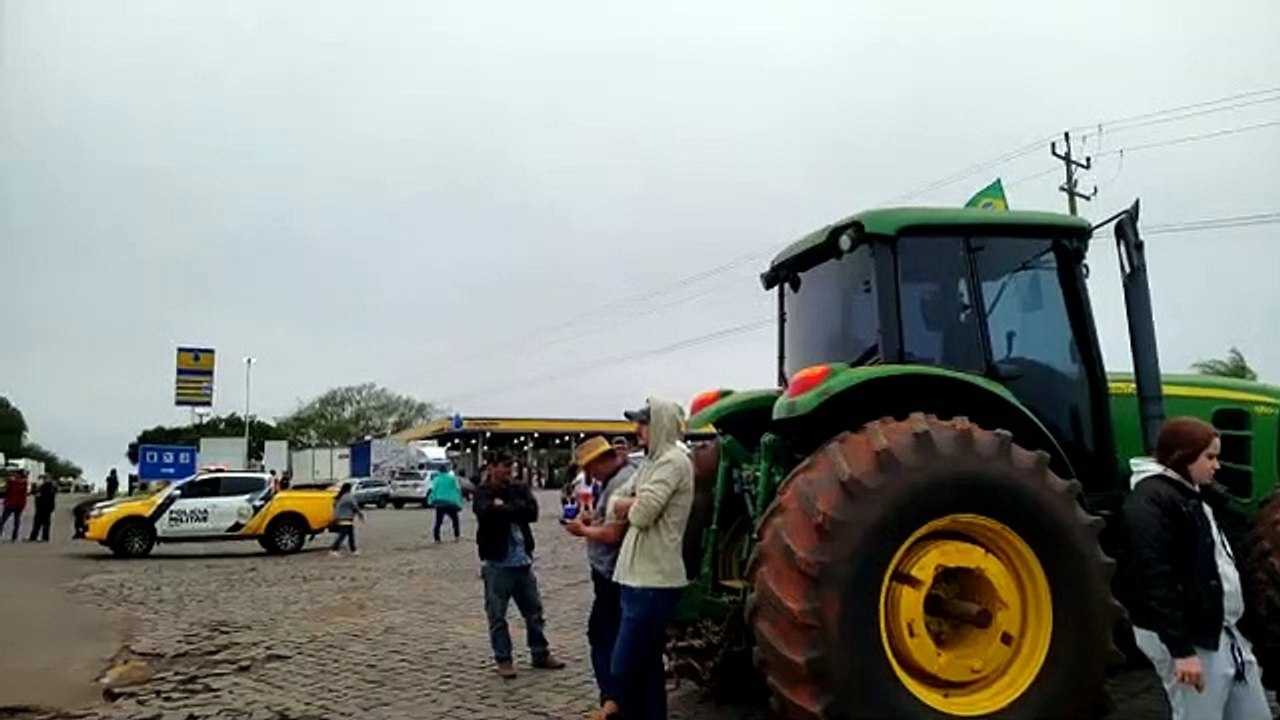 VÍDEO: Manifestantes bloqueiam parcialmente a PR-323, em Cruzeiro do Oeste