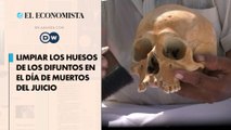 Limpiar los huesos de los difuntos en el Día de Muertos