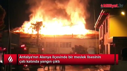 Alanya'da lisenin çatısında yangın
