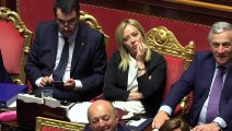Renzi fa ironia sul Pd: risate e applausi nel governo e Meloni scoppia a ridere più volte
