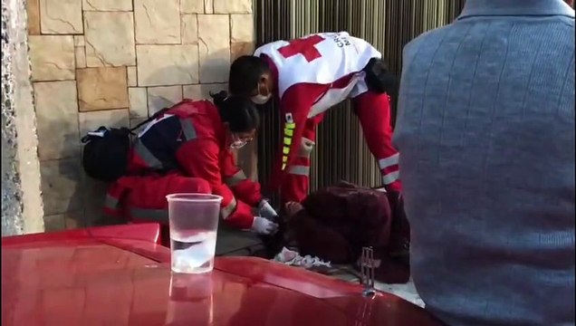 Un hombre que se dedica a apartar lugares fue atacado a palazos por otro sujeto