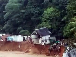 Casa se cae por el rio dagua