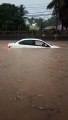 Carro fica submerso durante chuvas em Juazeiro do Norte, no Ceará