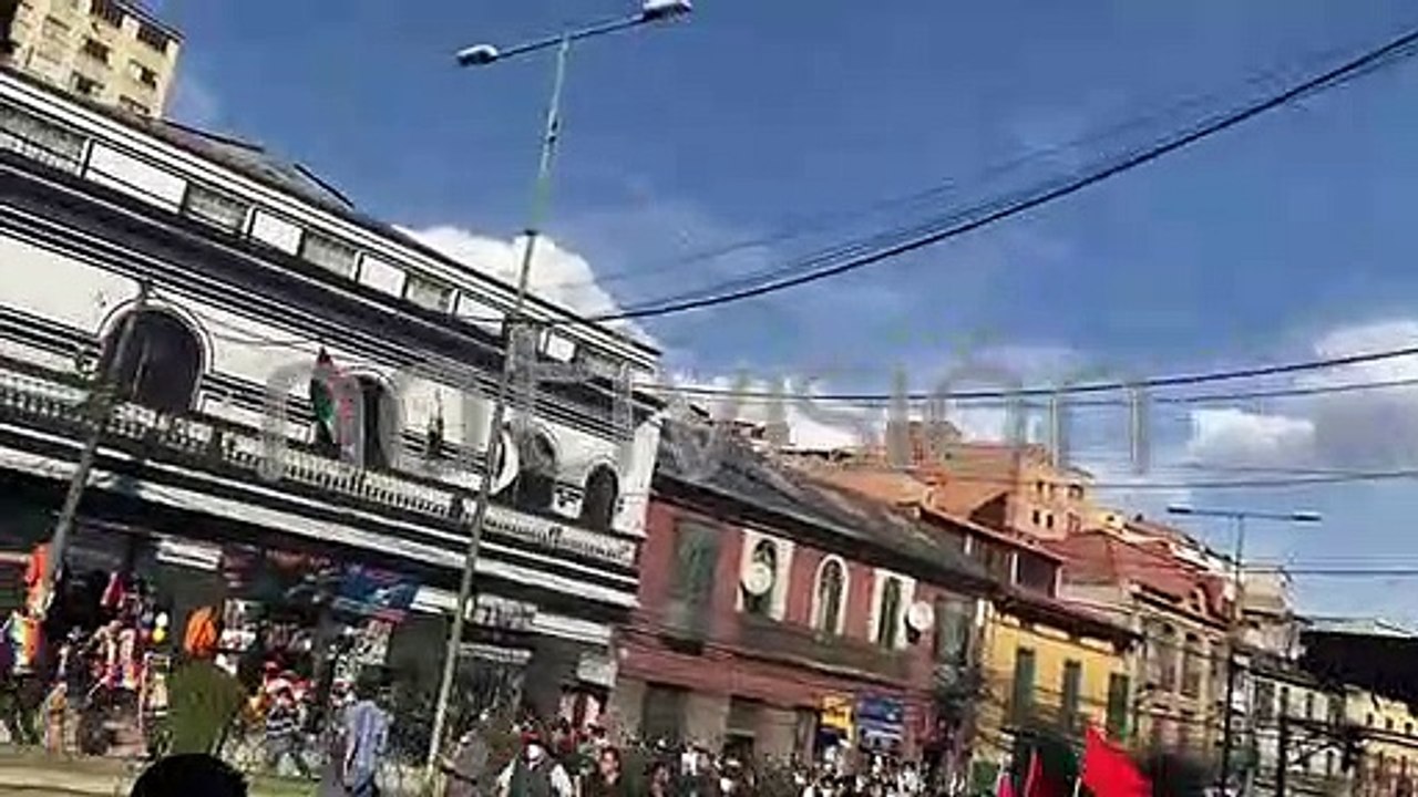 Organizaciones y Colectivos atacan con piedras y palos a la Marcha de la Paceñidad