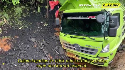 Terekam Insiden Truk Rem Blong, Jalan Licin Pemotor Wanita Sampai Terjatuh di Sitinjau Lauik
