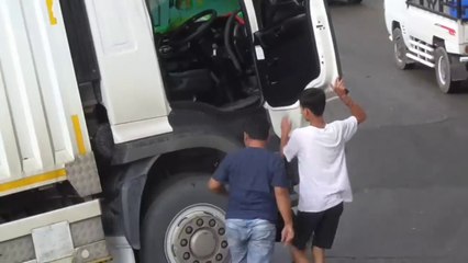 Pantas viralkan...!! Aksi Heroik Pemuda Gantikan Sopir Menyerah di Tanjakan Sitinjau Lauik