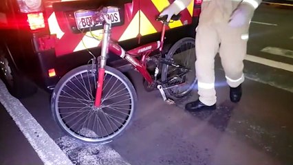 Ciclista fica ferido ao sofrer queda na Avenida Brasil